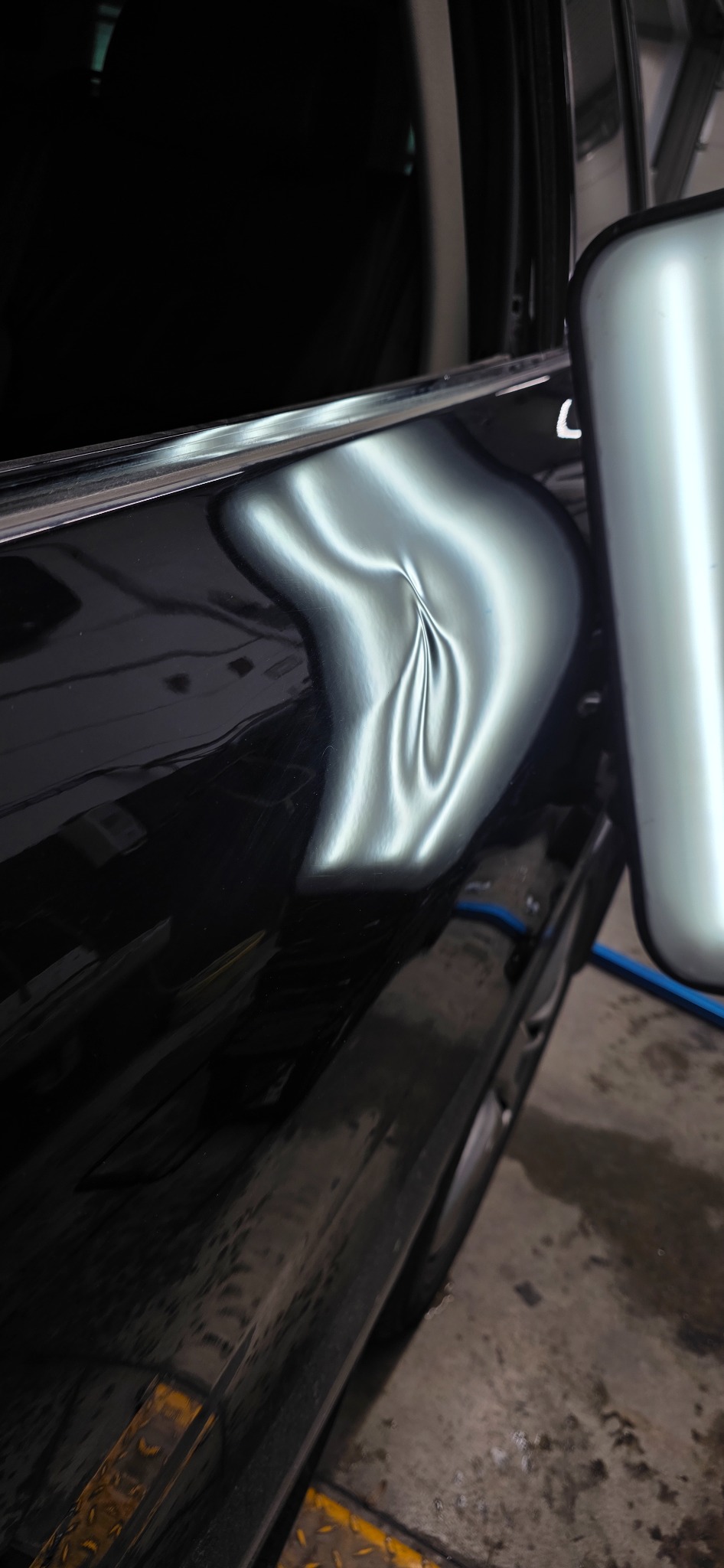 Delle an schwarzem Fahrzeug vor der Bearbeitung