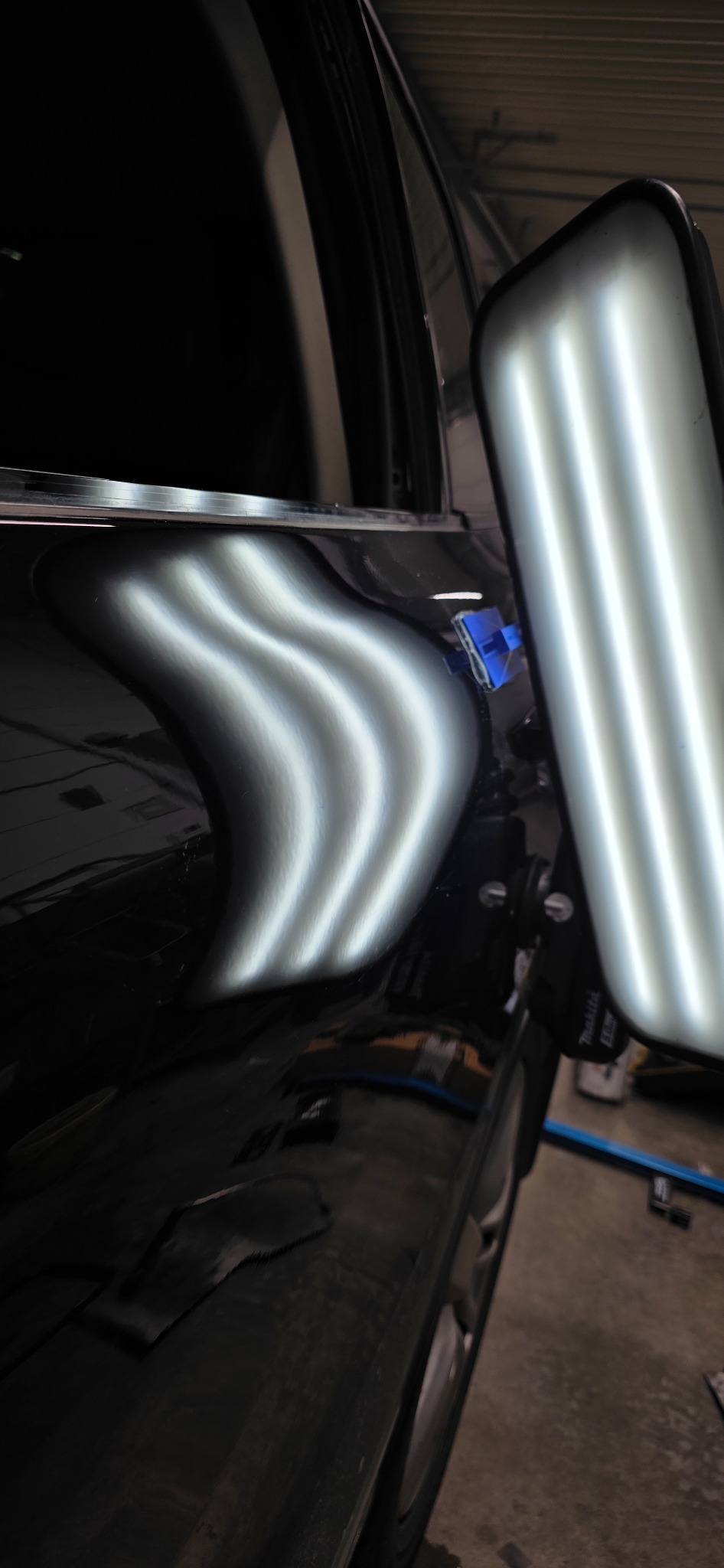 Schwarzes Fahrzeug nach der Bearbeitung ohne Delle