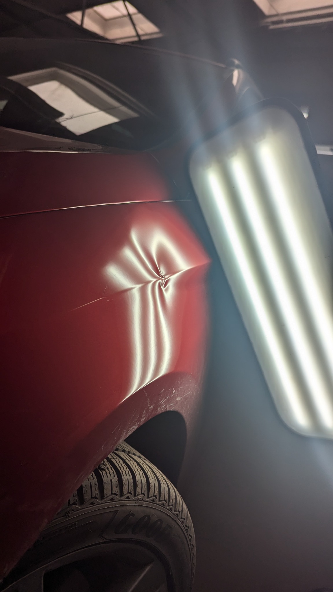 Delle an schwarzem Fahrzeug im Seitenbereich