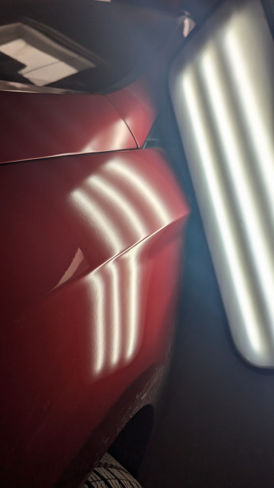 Schwarzes Fahrzeug im Seitenbereich nach der Bearbeitung